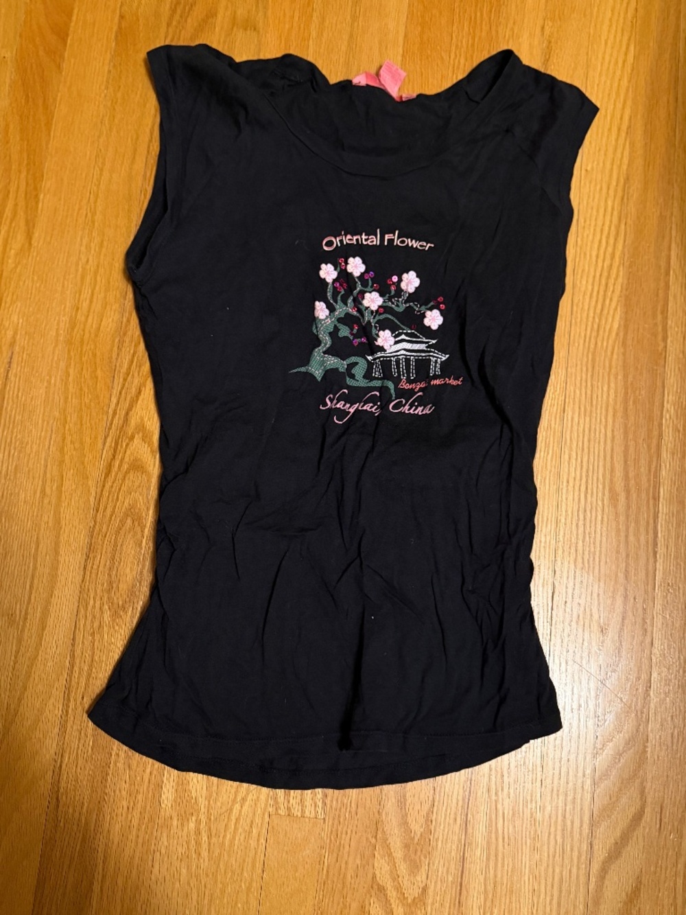 Sirens Oriental Flower Capped Sleeve Tee - size large (fits medium)
